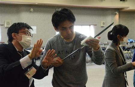 【鑑賞マナー講座】係員の説明を受けながら、刀剣の見どころを学ぶ＝２０１６年２月１３日、東京都渋谷区（原圭介撮影）
