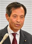 報道陣に自らの発言について説明する自民党の丸山和也氏＝１８日午後、東京・永田町の参院議員会館（斎藤良雄撮影）