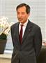 報道陣に自らの発言について説明する自民党の丸山和也氏＝１８日午後、東京・永田町の参院議員会館（斎藤良雄撮影）