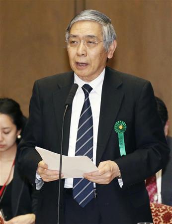 参院財政金融委で答弁する日銀の黒田総裁＝１８日午後