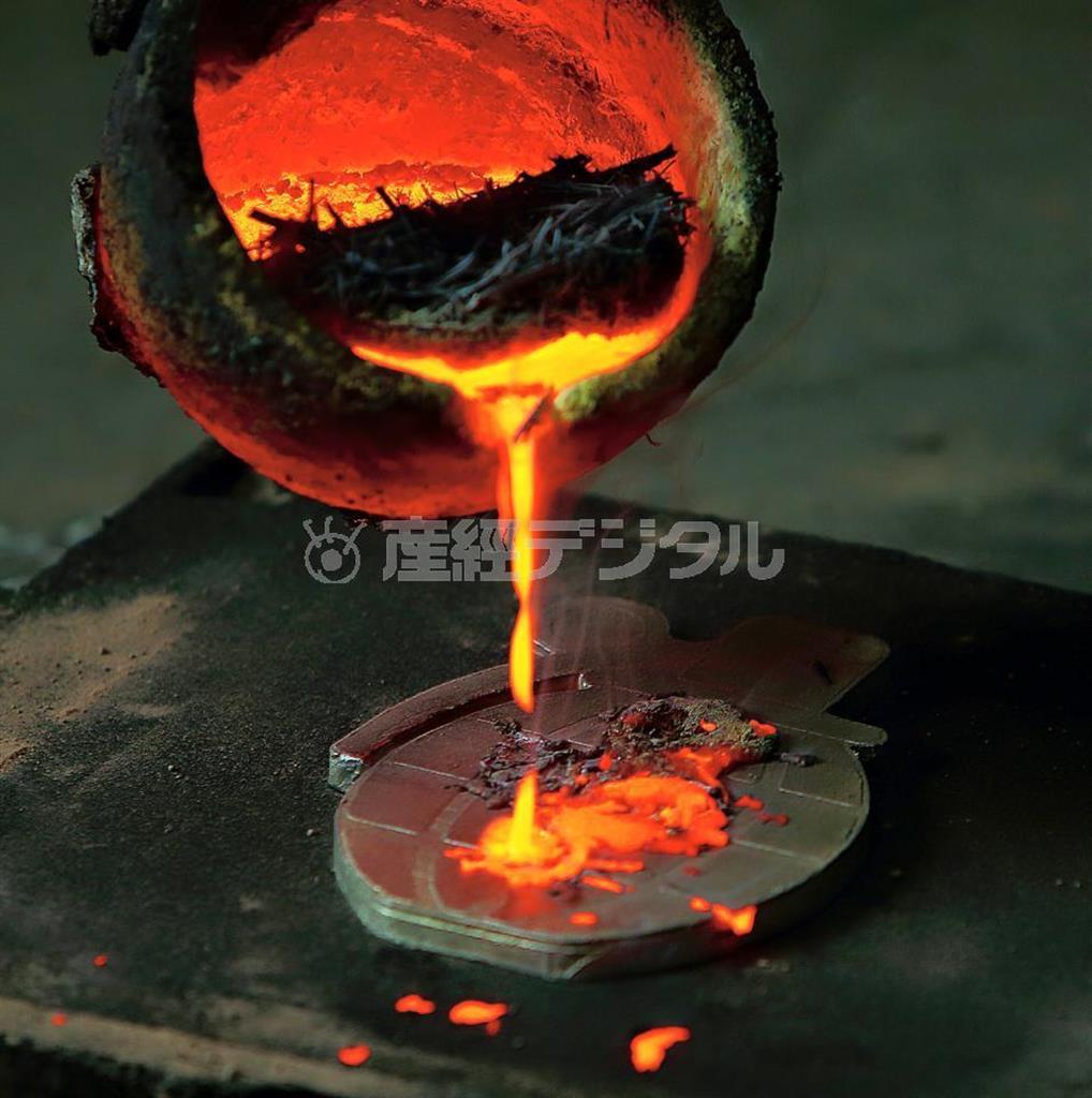 型に金属を流し込む。「Ａｙ＿ａｌｌｏｙ＿ｗｏｒｋｓ」ブランドの製品作りも、基本は鏡の製作と同じだ（山本晃久さん提供）
