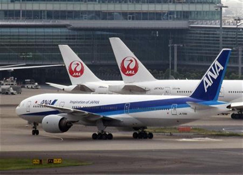 日航機と全日空機＝羽田空港