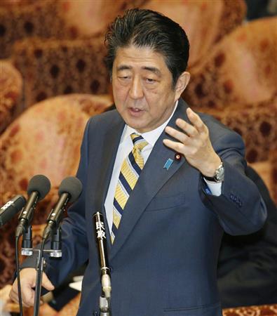 衆院予算委で答弁する安倍首相＝１９日午前