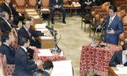 衆院予算委で民主党の野田前首相（左端）の質問に答弁する安倍首相＝１９日午後