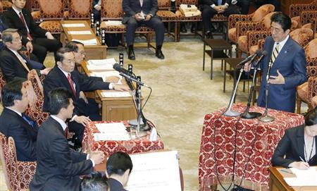 衆院予算委で民主党の野田前首相（左端）の質問に答弁する安倍首相＝１９日午後