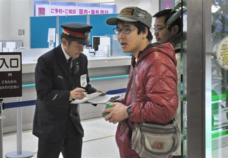 ＪＲ札幌駅のみどりの窓口で、切符の完売を伝える駅員＝２０日午前