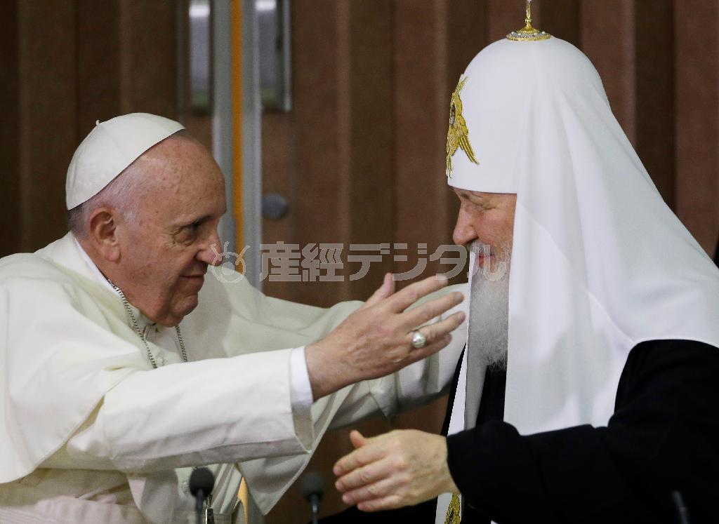 共同宣言に署名後、抱き合うローマ法王、フランシスコ（左）とロシア正教会のキリル総主教＝２０１６年２月１２日、キューバ・首都ハバナ（ＡＰ）