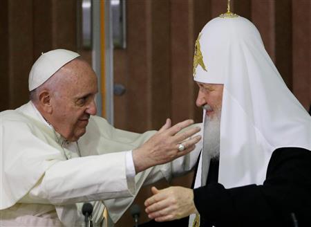 共同宣言に署名後、抱き合うローマ法王、フランシスコ（左）とロシア正教会のキリル総主教＝２０１６年２月１２日、キューバ・首都ハバナ（ＡＰ）