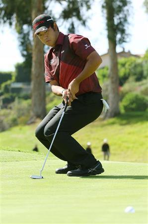 ９番でバーディーパットを決める松山英樹＝２０１６年２月１８日、米カリフォルニア州パシフィックパリセーズのリビエラＣＣ（共同）