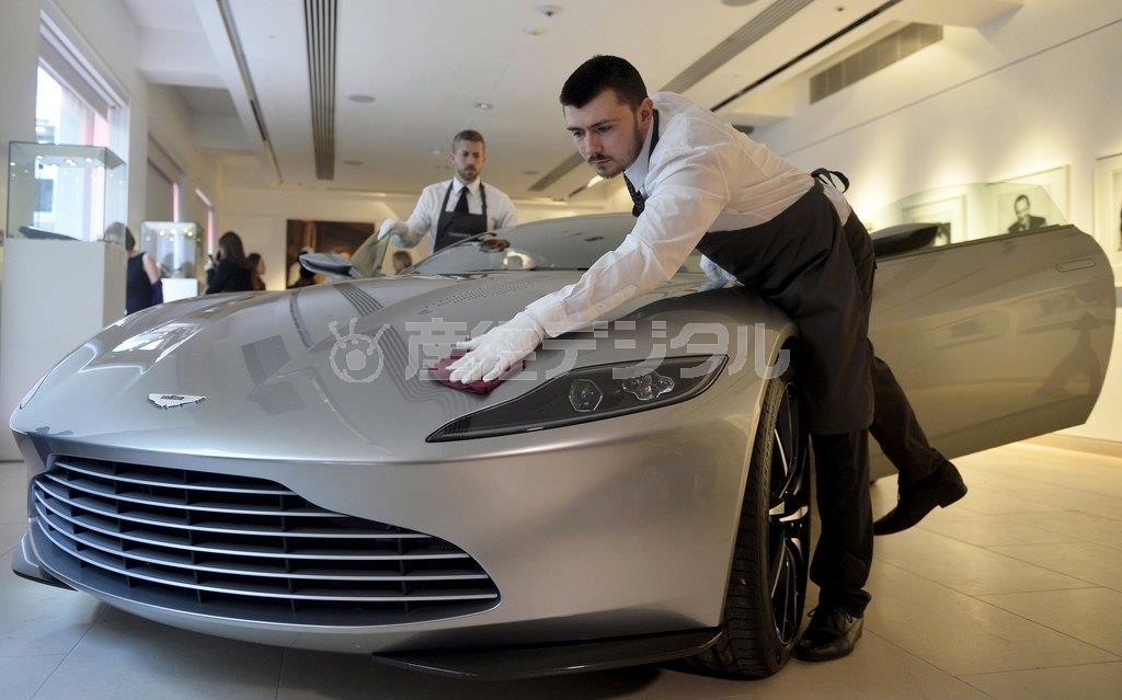 スパイ映画「００７＿スペクター」（２０１５年）の撮影のために製造されたボンドカー＝２０１６年２月１５日、英国・首都ロンドン（ロイター）