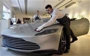 スパイ映画「００７＿スペクター」（２０１５年）の撮影のために製造されたボンドカー＝２０１６年２月１５日、英国・首都ロンドン（ロイター）