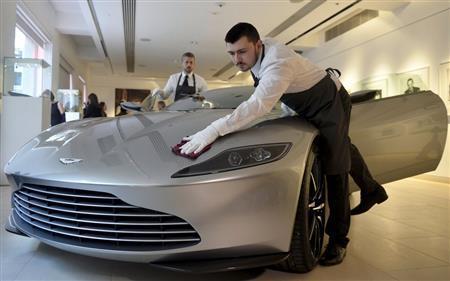 スパイ映画「００７＿スペクター」（２０１５年）の撮影のために製造されたボンドカー＝２０１６年２月１５日、英国・首都ロンドン（ロイター）
