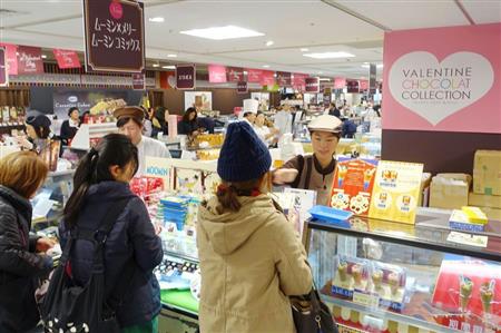 バレンタイン商戦で近鉄百貨店本店の売り場はにぎわいを見せたが、個人消費の動きは弱い