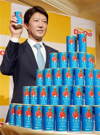 ダイドーブレンドの派生商品「うまみブレンド」をＰＲする、ダイドードリンコの高松富也社長＝大阪市