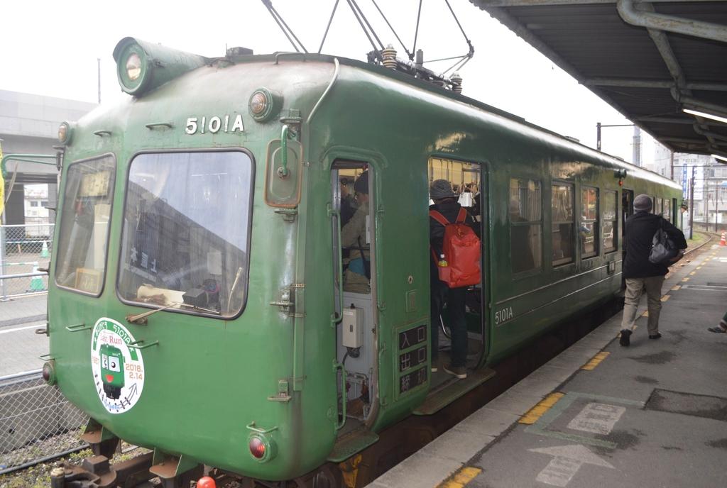 丸みを帯びた緑色の車体から「青ガエル」と呼ばれて親しまれた５０００形車両＝熊本市西区の熊本電鉄上熊本駅（谷田智恒撮影）