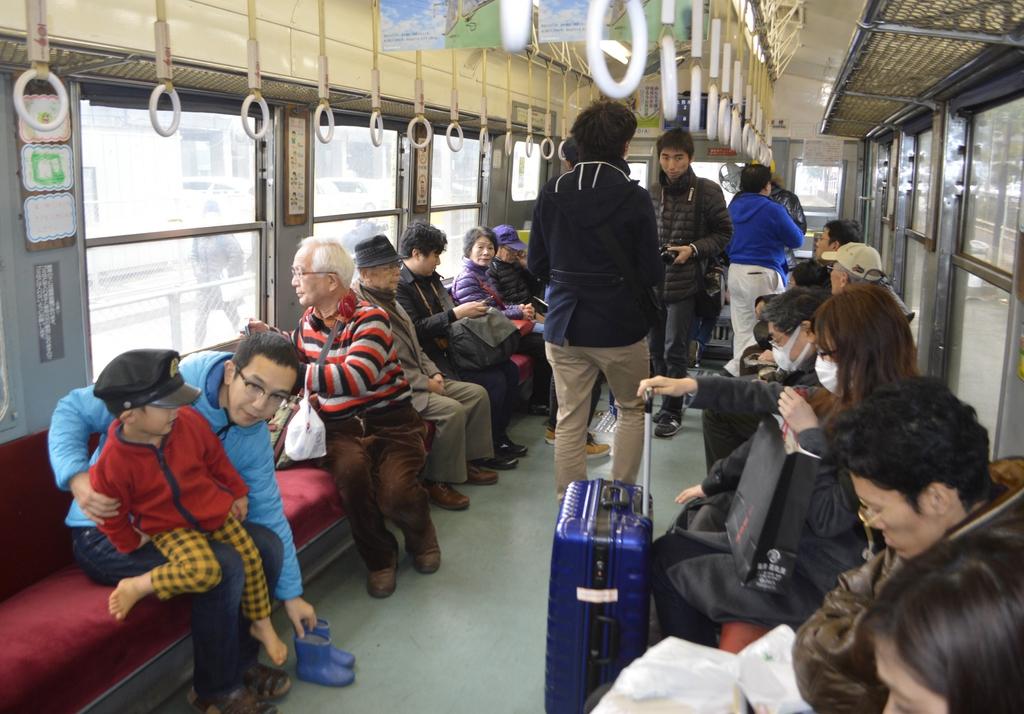 「青ガエル」の車内。鉄道ファンらのメッセージカードも貼り付けられていた（谷田智恒撮影）
