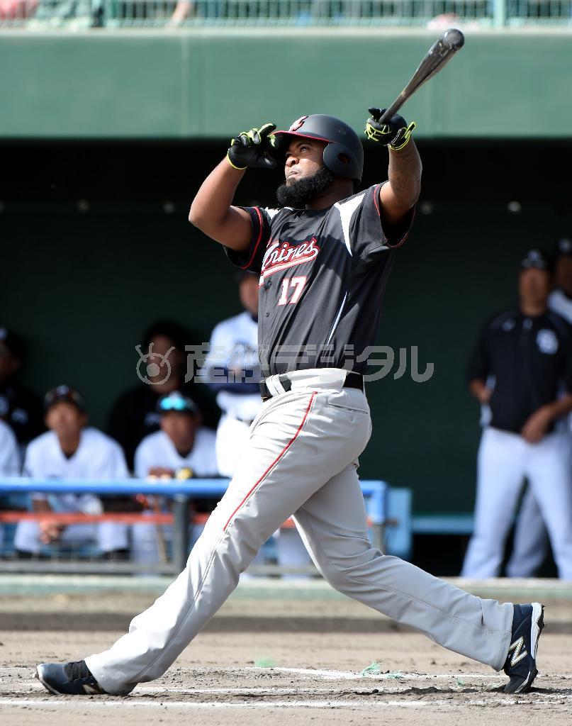 一回、２ランＨＲを放ったロッテ、ヤマイコ・ナバーロ＝２０１６年２月２０日、沖縄県中頭郡北谷町の北谷公園野球場（森本幸一撮影）