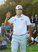 １８番でバーディーを決め、ギャラリーの声援に応える松山英樹。通算６アンダーの７位に浮上＝２０１６年２月１９日、米カリフォルニア州パシフィックパリセーズのリビエラＣＣ（共同）