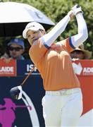 ５番でティーショットを放つ野村敏京（はるきょう）＝２０１６年２月２０日、オーストラリア・南オーストラリア州アデレードのグランジＧＣ（共同）