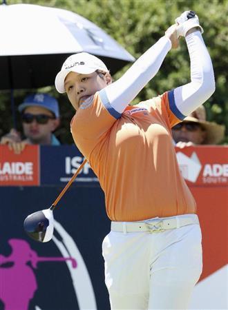 ５番でティーショットを放つ野村敏京（はるきょう）＝２０１６年２月２０日、オーストラリア・南オーストラリア州アデレードのグランジＧＣ（共同）