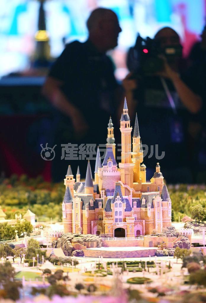上海で発表された、来春に開園する中国本土初のディズニーランドの建物の模型＝１５日（新華社＝共同）