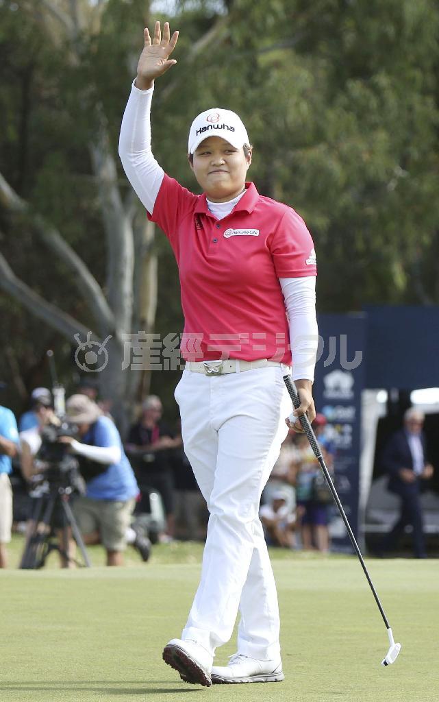 最終ラウンド、優勝を決めギャラリーの声援に応える野村敏京（はるきょう）＝２０１６年２月２１日、オーストラリア・南オーストラリア州アデレードのグランジＧＣ（共同）