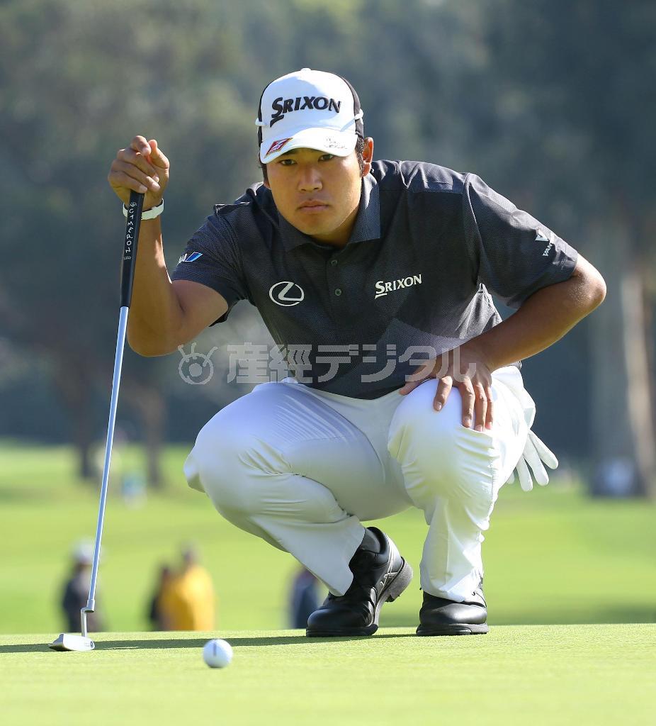 第３ラウンド、２番でグリーンのラインを読む松山英樹。通算９アンダーで１０位＝２０１６年２月２０日、米カリフォルニア州パシフィックパリセーズのリビエラＣＣ（共同）