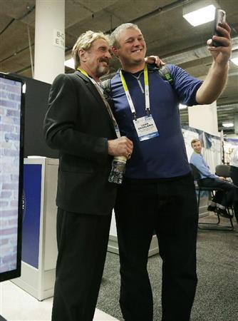 米セキュリティーソフト開発のマカフィーの創業者、ジョン・マカフィー氏（左）＝２０１６年１月８日、米ネバダ州ラスベガス（ＡＰ）