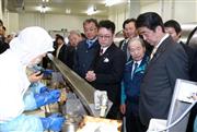桃浦かき生産者合同会社を訪れ、工場を視察する安倍晋三首相＝２１日午後、宮城県石巻市（代表撮影）