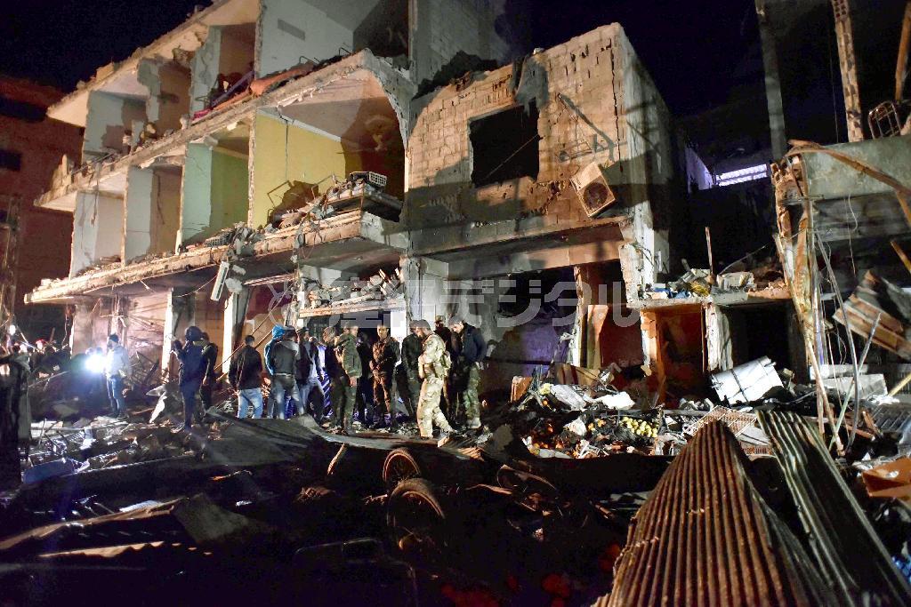 ２月２１日、シリア・首都ダマスカス郊外のサイイダゼイナブで起きた爆弾テロの現場＝２０１６年（ＡＰ）