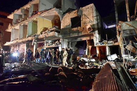 ２月２１日、シリア・首都ダマスカス郊外のサイイダゼイナブで起きた爆弾テロの現場＝２０１６年（ＡＰ）