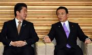 閣議前、麻生太郎副総理・財務金融相（右）と言葉を交わす安倍晋三首相＝２３日午前、首相官邸（酒巻俊介撮影）