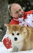 秋田県から贈られた秋田犬「ゆめ」と戯れるロシアのプーチン大統領（大統領府ホームページから）