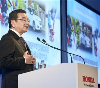 記者会見するホンダの八郷隆弘社長＝２４日、東京都港区