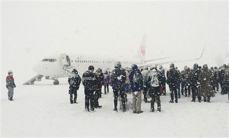 煙が出た日航機から避難した乗客ら＝２３日午後（乗客の坂元利花子さん提供）