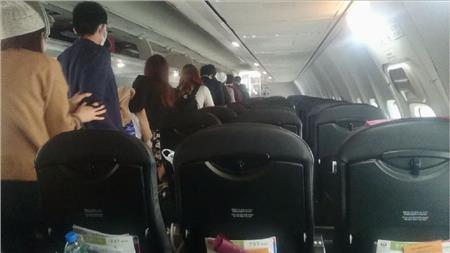 煙が出た日航３５１２便から避難する乗客ら＝２３日午後（乗客提供）