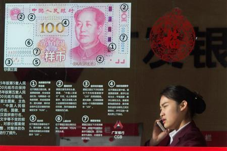 新しい中国人民元紙幣について説明する銀行の電光掲示板。中国当局は資本規制容認論が広がっていることにほくそ笑んでいる＝２０１６年２月１６日、中国・首都北京市（ＡＰ）