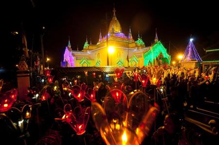 祭事でライトアップされた東部シャン州の仏教寺院。ミャンマーは電力増強、電力網拡大を目指している（ＡＰ）