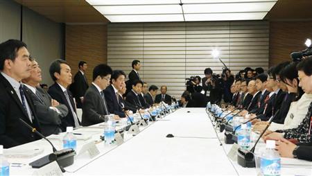 首相官邸で開かれた１億総活躍国民会議＝２３日午後
