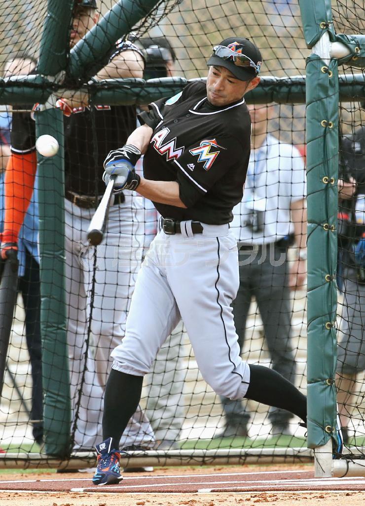 打撃練習するマーリンズのイチロー＝２０１６年２月２３日、米フロリダ州ジュピター（共同）
