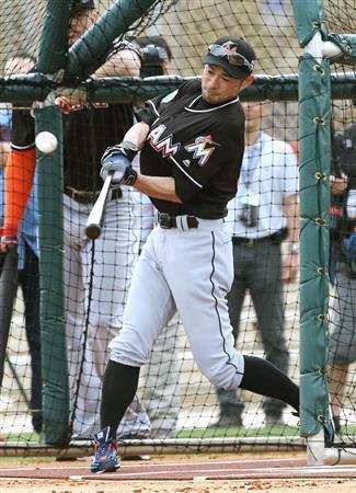 打撃練習するマーリンズのイチロー＝２０１６年２月２３日、米フロリダ州ジュピター（共同）