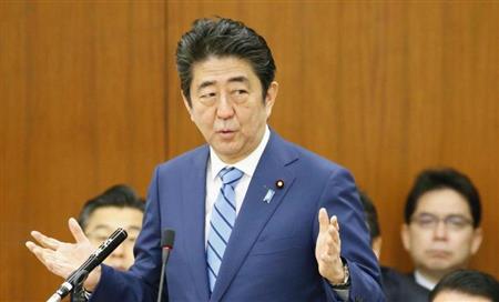 衆院財務金融委で答弁する安倍晋三首相＝２４日午前