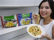 ２月２９日に発売する低糖質冷凍麺シリーズの新商品＝２６日、大阪市北区
