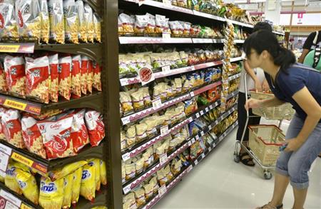 タイ・シラチャのイオンの食品スーパーで「トップバリュ」商品を見る客＝２０１５年１０月（共同）