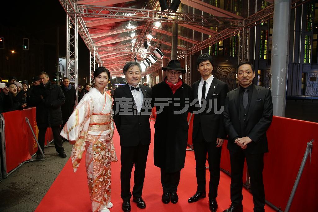 レッドカーペットを歩く左から竹内結子（ゆうこ）さん、黒沢清監督、映画祭ディレクターのディーター・コスリックさん、西島秀俊さん、香川照之さん＝２０１６年２月１３日、ドイツ・首都ベルリン（スキップ提供）