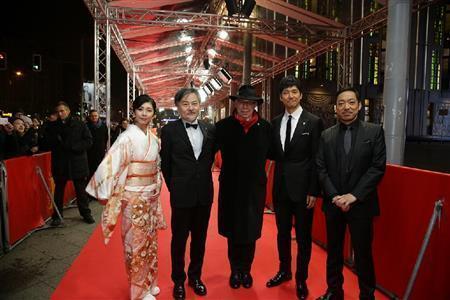 レッドカーペットを歩く左から竹内結子（ゆうこ）さん、黒沢清監督、映画祭ディレクターのディーター・コスリックさん、西島秀俊さん、香川照之さん＝２０１６年２月１３日、ドイツ・首都ベルリン（スキップ提供）