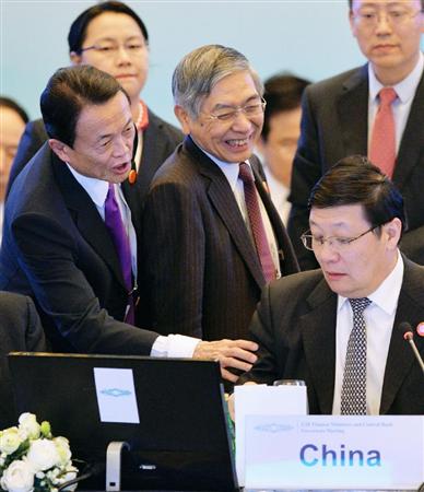 Ｇ２０財務相・中央銀行総裁会議の開幕式で、中国の楼継偉財政相（右）に声を掛ける麻生財務相。中央は日銀の黒田総裁＝２６日、上海（共同）