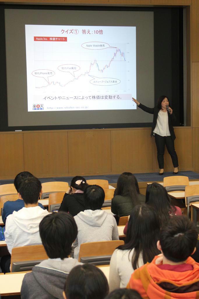 高校生を対象に行われた証券会社による金融教育の出前授業。実例を挙げ、分かりやすく株価変動の仕組みなどを説明していた＝横浜市戸塚区の公文国際学園（玉崎栄次撮影）