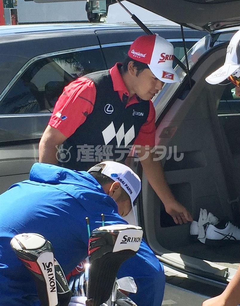 第２ラウンド、股関節痛のためスタート前に引き揚げる松山英樹（奥）＝２０１６年２月２６日、米フロリダ州パームビーチガーデンズのＰＧＡナショナル（共同）