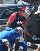 第２ラウンド、股関節痛のためスタート前に引き揚げる松山英樹（奥）＝２０１６年２月２６日、米フロリダ州パームビーチガーデンズのＰＧＡナショナル（共同）